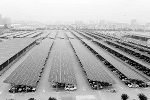 全球最大光伏發(fā)電車棚 20個足球場大(圖)